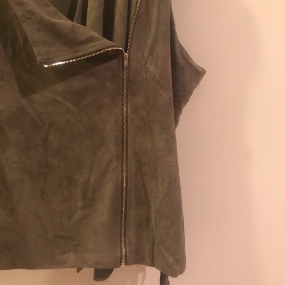 City Chic Vest. Size XXL (24) - Picture 3 of 5